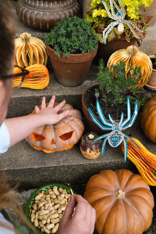 HANGING SPIDER PAPER ORNAMENTS